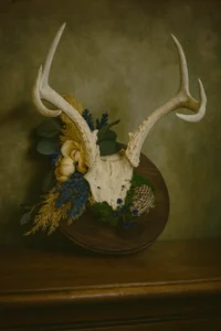 Cottagecore Antler Floral Mount – Nature-Inspired Wall Décor with Vintage Botanical Accents